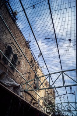 Hebron, Filistin Toprakları, 7 Şubat 2026 Eski Şehir H2 bölgesindeki Filistin sokaklarında bulunan koruyucu metal ağları İsrailli yerleşimcilerin yukarıdaki evlerden attıkları taş ve enkazı yakalamak için kullanıldı..