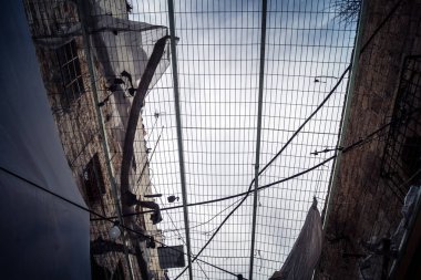 Hebron, Filistin Toprakları, 7 Şubat 2026 Eski Şehir H2 bölgesindeki Filistin sokaklarında bulunan koruyucu metal ağları İsrailli yerleşimcilerin yukarıdaki evlerden attıkları taş ve enkazı yakalamak için kullanıldı..