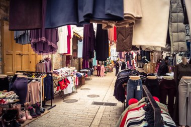 Hebron, Batı Şeria, 7 Şubat 2026 El Halil 'in kalbinde birkaç dükkan hala açık. Nadir raflar ve boş sokaklar bu tarihi Filistin pazarının yavaş ekonomik ölümünü yansıtıyor.