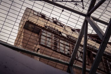 Hebron, Filistin Toprakları, 7 Şubat 2026 Eski Şehir H2 bölgesindeki Filistin sokaklarında bulunan koruyucu metal ağları İsrailli yerleşimcilerin yukarıdaki evlerden attıkları taş ve enkazı yakalamak için kullanıldı..