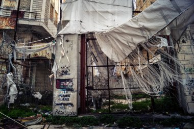 Hebron, Batı Şeria, 7 Şubat 2026 Dikenli tel ve mühürlü kapılar İsrail 'in El Halil' deki askeri işgalini zorunlu kılıyor. H2 sektöründeki güvenlik bariyerleri tarihi merkezi hayalet kasabaya çevirdi..