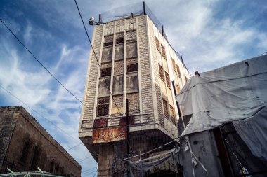 Hebron, Batı Şeria, 7 Şubat 2026 Dikenli tel ve mühürlü kapılar İsrail 'in El Halil' deki askeri işgalini zorunlu kılıyor. H2 sektöründeki güvenlik bariyerleri tarihi merkezi hayalet kasabaya çevirdi..