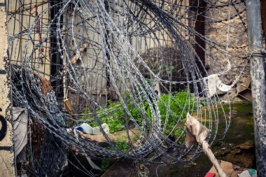 Hebron, Batı Şeria, 7 Şubat 2026 Dikenli tel ve mühürlü kapılar İsrail 'in El Halil' deki askeri işgalini zorunlu kılıyor. H2 sektöründeki güvenlik bariyerleri tarihi merkezi hayalet kasabaya çevirdi..