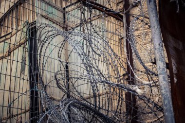 Hebron, Batı Şeria, 7 Şubat 2026 Dikenli tel ve mühürlü kapılar İsrail 'in El Halil' deki askeri işgalini zorunlu kılıyor. H2 sektöründeki güvenlik bariyerleri tarihi merkezi hayalet kasabaya çevirdi..