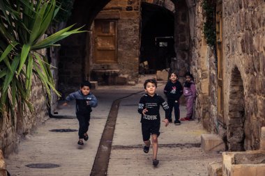 Hebron, Batı Şeria, 7 Şubat 2026 Filistinli çocuk H2 bölgelerindeki El Halil sokaklarında. Günlük yaşam, çatışma bölgesinde insan direnci. Arap mahallesinin dar sokaklarındaki gençliğin masumiyeti..
