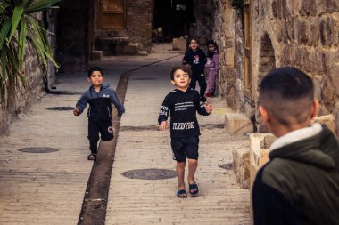 Hebron, Batı Şeria, 7 Şubat 2026 Filistinli çocuk H2 bölgelerindeki El Halil sokaklarında. Günlük yaşam, çatışma bölgesinde insan direnci. Arap mahallesinin dar sokaklarındaki gençliğin masumiyeti..