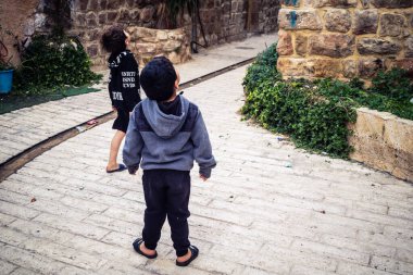 Hebron, Batı Şeria, 7 Şubat 2026 Filistinli çocuk H2 bölgelerindeki El Halil sokaklarında. Günlük yaşam, çatışma bölgesinde insan direnci. Arap mahallesinin dar sokaklarındaki gençliğin masumiyeti..