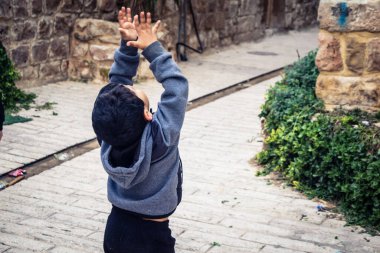 Hebron, Batı Şeria, 7 Şubat 2026 Filistinli çocuk H2 bölgelerindeki El Halil sokaklarında. Günlük yaşam, çatışma bölgesinde insan direnci. Arap mahallesinin dar sokaklarındaki gençliğin masumiyeti..