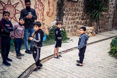 Hebron, Batı Şeria, 7 Şubat 2026 Filistinli çocuk H2 bölgelerindeki El Halil sokaklarında. Günlük yaşam, çatışma bölgesinde insan direnci. Arap mahallesinin dar sokaklarındaki gençliğin masumiyeti..