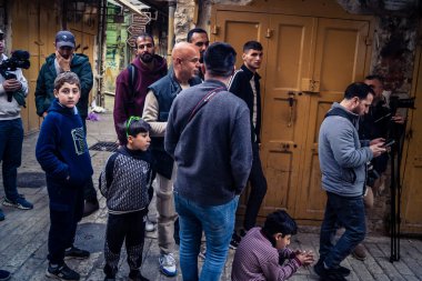 Hebron, Filistin Bölgesi, 7 Şubat 2026 Filistinli foto muhabirleri El Halil 'deki bir yerleşimci geçit törenini belgeliyorlar. Medya profesyonelleri gerginliği yakalamak için yüksek güvenlik altında çalışıyorlar.