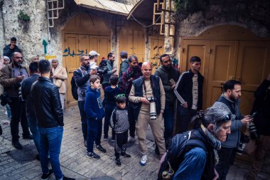 Hebron, Filistin Bölgesi, 7 Şubat 2026 Filistinli foto muhabirleri El Halil 'deki bir yerleşimci geçit törenini belgeliyorlar. Medya profesyonelleri gerginliği yakalamak için yüksek güvenlik altında çalışıyorlar.