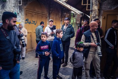 Hebron, Filistin Bölgesi, 7 Şubat 2026 Filistinli foto muhabirleri El Halil 'deki bir yerleşimci geçit törenini belgeliyorlar. Medya profesyonelleri gerginliği yakalamak için yüksek güvenlik altında çalışıyorlar.