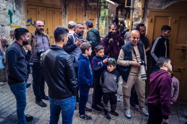 Hebron, Filistin Bölgesi, 7 Şubat 2026 Filistinli foto muhabirleri El Halil 'deki bir yerleşimci geçit törenini belgeliyorlar. Medya profesyonelleri gerginliği yakalamak için yüksek güvenlik altında çalışıyorlar.