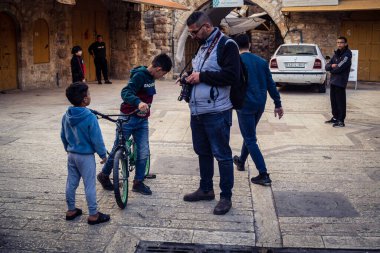 Hebron, Filistin Bölgesi, 7 Şubat 2026 Filistinli foto muhabirleri El Halil 'deki bir yerleşimci geçit törenini belgeliyorlar. Medya profesyonelleri gerginliği yakalamak için yüksek güvenlik altında çalışıyorlar.