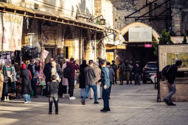 Hebron, Filistin Toprakları, 7 Şubat 2026 İsrail askerleri (IDF) taktik teçhizat ile bir grup Yahudi yerleşimciye H2 bölünmüş bölgede, Eski Şehir sokaklarında eşlik ederler..