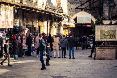 Hebron, Filistin Toprakları, 7 Şubat 2026 İsrail askerleri (IDF) taktik teçhizat ile bir grup Yahudi yerleşimciye H2 bölünmüş bölgede, Eski Şehir sokaklarında eşlik ederler..
