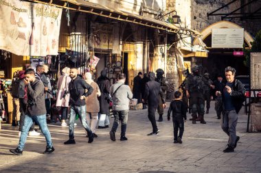 Hebron, Filistin Toprakları, 7 Şubat 2026 İsrail askerleri (IDF) taktik teçhizat ile bir grup Yahudi yerleşimciye H2 bölünmüş bölgede, Eski Şehir sokaklarında eşlik ederler..