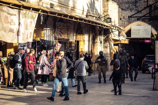 Hebron, Filistin Toprakları, 7 Şubat 2026 İsrail askerleri (IDF) taktik teçhizat ile bir grup Yahudi yerleşimciye H2 bölünmüş bölgede, Eski Şehir sokaklarında eşlik ederler..