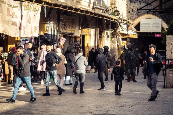 Hebron, Filistin Toprakları, 7 Şubat 2026 İsrail askerleri (IDF) taktik teçhizat ile bir grup Yahudi yerleşimciye H2 bölünmüş bölgede, Eski Şehir sokaklarında eşlik ederler..