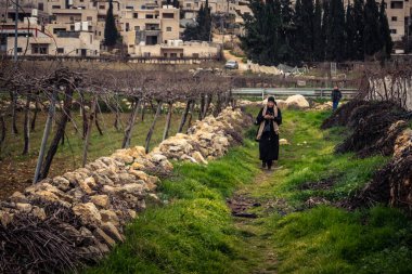 Beit Einun, Batı Şeria, 9 Şubat 2026. Ana yol kapandığı için köy sakinleri toprak bir yan yoldan geçerek köylerine giriyor. İsrail ordusunun kontrolü altındaki günlük mücadele sahnesi.