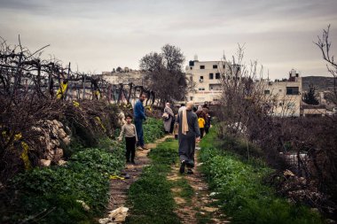 Beit Einun, Batı Şeria, 9 Şubat 2026. Ana yol kapandığı için köy sakinleri toprak bir yan yoldan geçerek köylerine giriyor. İsrail ordusunun kontrolü altındaki günlük mücadele sahnesi.