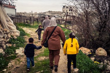 Beit Einun, Batı Şeria, 9 Şubat 2026. Ana yol kapandığı için köy sakinleri toprak bir yan yoldan geçerek köylerine giriyor. İsrail ordusunun kontrolü altındaki günlük mücadele sahnesi.
