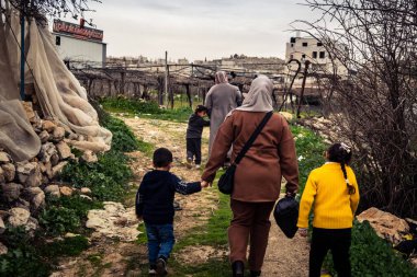 Beit Einun, Batı Şeria, 9 Şubat 2026. Ana yol kapandığı için köy sakinleri toprak bir yan yoldan geçerek köylerine giriyor. İsrail ordusunun kontrolü altındaki günlük mücadele sahnesi.