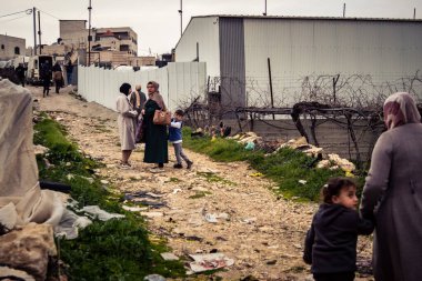 Beit Einun, Batı Şeria, 9 Şubat 2026. Ana yol kapandığı için köy sakinleri toprak bir yan yoldan geçerek köylerine giriyor. İsrail ordusunun kontrolü altındaki günlük mücadele sahnesi.