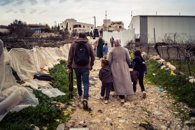 Beit Einun, Batı Şeria, 9 Şubat 2026. Ana yol kapandığı için köy sakinleri toprak bir yan yoldan geçerek köylerine giriyor. İsrail ordusunun kontrolü altındaki günlük mücadele sahnesi.