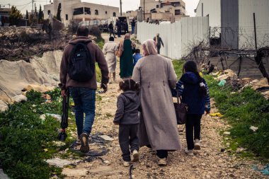 Beit Einun, Batı Şeria, 9 Şubat 2026. Ana yol kapandığı için köy sakinleri toprak bir yan yoldan geçerek köylerine giriyor. İsrail ordusunun kontrolü altındaki günlük mücadele sahnesi.