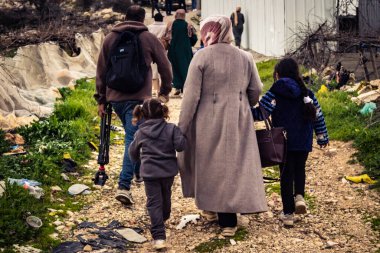 Beit Einun, Batı Şeria, 9 Şubat 2026. Ana yol kapandığı için köy sakinleri toprak bir yan yoldan geçerek köylerine giriyor. İsrail ordusunun kontrolü altındaki günlük mücadele sahnesi.