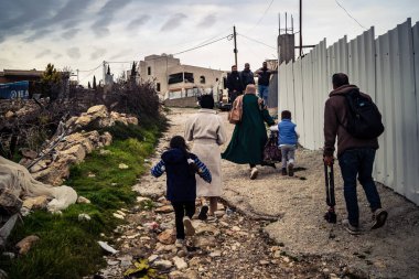 Beit Einun, Batı Şeria, 9 Şubat 2026. Ana yol kapandığı için köy sakinleri toprak bir yan yoldan geçerek köylerine giriyor. İsrail ordusunun kontrolü altındaki günlük mücadele sahnesi.