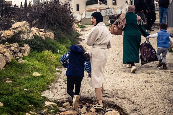 Beit Einun, Batı Şeria, 9 Şubat 2026. Ana yol kapandığı için köy sakinleri toprak bir yan yoldan geçerek köylerine giriyor. İsrail ordusunun kontrolü altındaki günlük mücadele sahnesi.