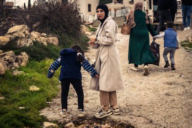 Beit Einun, Batı Şeria, 9 Şubat 2026. Ana yol kapandığı için köy sakinleri toprak bir yan yoldan geçerek köylerine giriyor. İsrail ordusunun kontrolü altındaki günlük mücadele sahnesi.