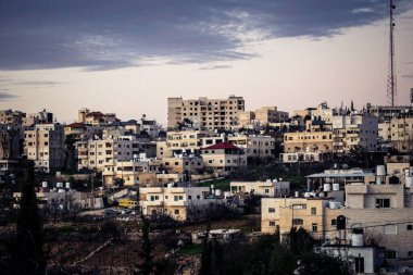 Hebron, Batı Şeria, 9 Şubat 2026 Eski El Halil 'deki eski binaların ve çatıların panoramik manzarası. Kentsel manzara ve tarihi mimarinin stratejik bir perspektifi.