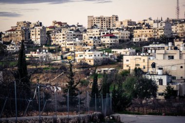 Hebron, Batı Şeria, 9 Şubat 2026 Eski El Halil 'deki eski binaların ve çatıların panoramik manzarası. Kentsel manzara ve tarihi mimarinin stratejik bir perspektifi.