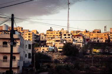 Hebron, Batı Şeria, 9 Şubat 2026 Eski El Halil 'deki eski binaların ve çatıların panoramik manzarası. Kentsel manzara ve tarihi mimarinin stratejik bir perspektifi.