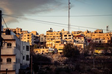 Hebron, Batı Şeria, 9 Şubat 2026 Eski El Halil 'deki eski binaların ve çatıların panoramik manzarası. Kentsel manzara ve tarihi mimarinin stratejik bir perspektifi.
