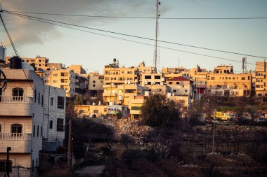 Hebron, Batı Şeria, 9 Şubat 2026 Eski El Halil 'deki eski binaların ve çatıların panoramik manzarası. Kentsel manzara ve tarihi mimarinin stratejik bir perspektifi.