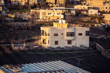 Hebron, Batı Şeria, 9 Şubat 2026 Eski El Halil 'deki eski binaların ve çatıların panoramik manzarası. Kentsel manzara ve tarihi mimarinin stratejik bir perspektifi.