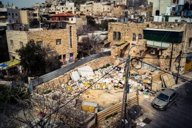 Hebron, Batı Şeria, 9 Şubat 2026 Eski El Halil 'deki eski binaların ve çatıların panoramik manzarası. Kentsel manzara ve tarihi mimarinin stratejik bir perspektifi.