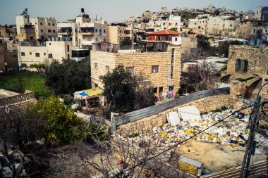 Hebron, Batı Şeria, 9 Şubat 2026 Eski El Halil 'deki eski binaların ve çatıların panoramik manzarası. Kentsel manzara ve tarihi mimarinin stratejik bir perspektifi.
