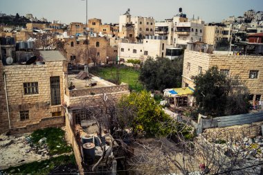 Hebron, Batı Şeria, 9 Şubat 2026 Eski El Halil 'deki eski binaların ve çatıların panoramik manzarası. Kentsel manzara ve tarihi mimarinin stratejik bir perspektifi.