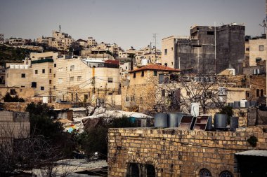 Hebron, Batı Şeria, 9 Şubat 2026 Eski El Halil 'deki eski binaların ve çatıların panoramik manzarası. Kentsel manzara ve tarihi mimarinin stratejik bir perspektifi.