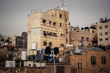 Hebron, Batı Şeria, 9 Şubat 2026 Eski El Halil 'deki eski binaların ve çatıların panoramik manzarası. Kentsel manzara ve tarihi mimarinin stratejik bir perspektifi.