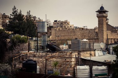 Hebron, Batı Şeria, 9 Şubat 2026 Eski El Halil 'deki eski binaların ve çatıların panoramik manzarası. Kentsel manzara ve tarihi mimarinin stratejik bir perspektifi.