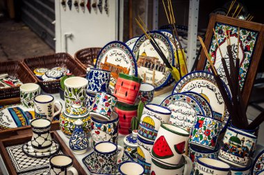 Hebron, Batı Şeria, 9 Şubat 2026 Geleneksel El Sanatları ve Hediyelik Eşyalar Eski El Hali 'ndeki bir dükkanda sergilendi. İbrahim 'in tarihi şehrindeki yerel kültür ve dayanıklılığa bir göz atalım..