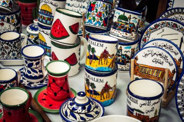 Hebron, Batı Şeria, 9 Şubat 2026 Geleneksel El Sanatları ve Hediyelik Eşyalar Eski El Hali 'ndeki bir dükkanda sergilendi. İbrahim 'in tarihi şehrindeki yerel kültür ve dayanıklılığa bir göz atalım..