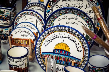 Hebron, Batı Şeria, 9 Şubat 2026 Geleneksel El Sanatları ve Hediyelik Eşyalar Eski El Hali 'ndeki bir dükkanda sergilendi. İbrahim 'in tarihi şehrindeki yerel kültür ve dayanıklılığa bir göz atalım..