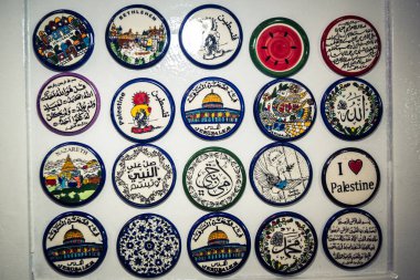 Hebron, Batı Şeria, 9 Şubat 2026 Geleneksel El Sanatları ve Hediyelik Eşyalar Eski El Hali 'ndeki bir dükkanda sergilendi. İbrahim 'in tarihi şehrindeki yerel kültür ve dayanıklılığa bir göz atalım..